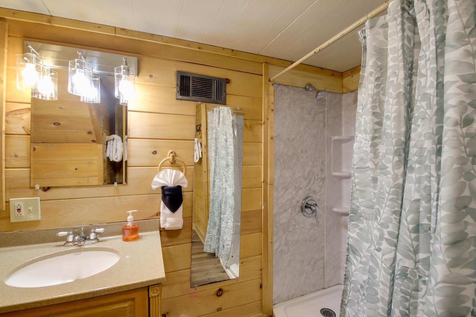 Gatlinburg A-Frame Home With Hot Tub Near Parkway 外观 照片