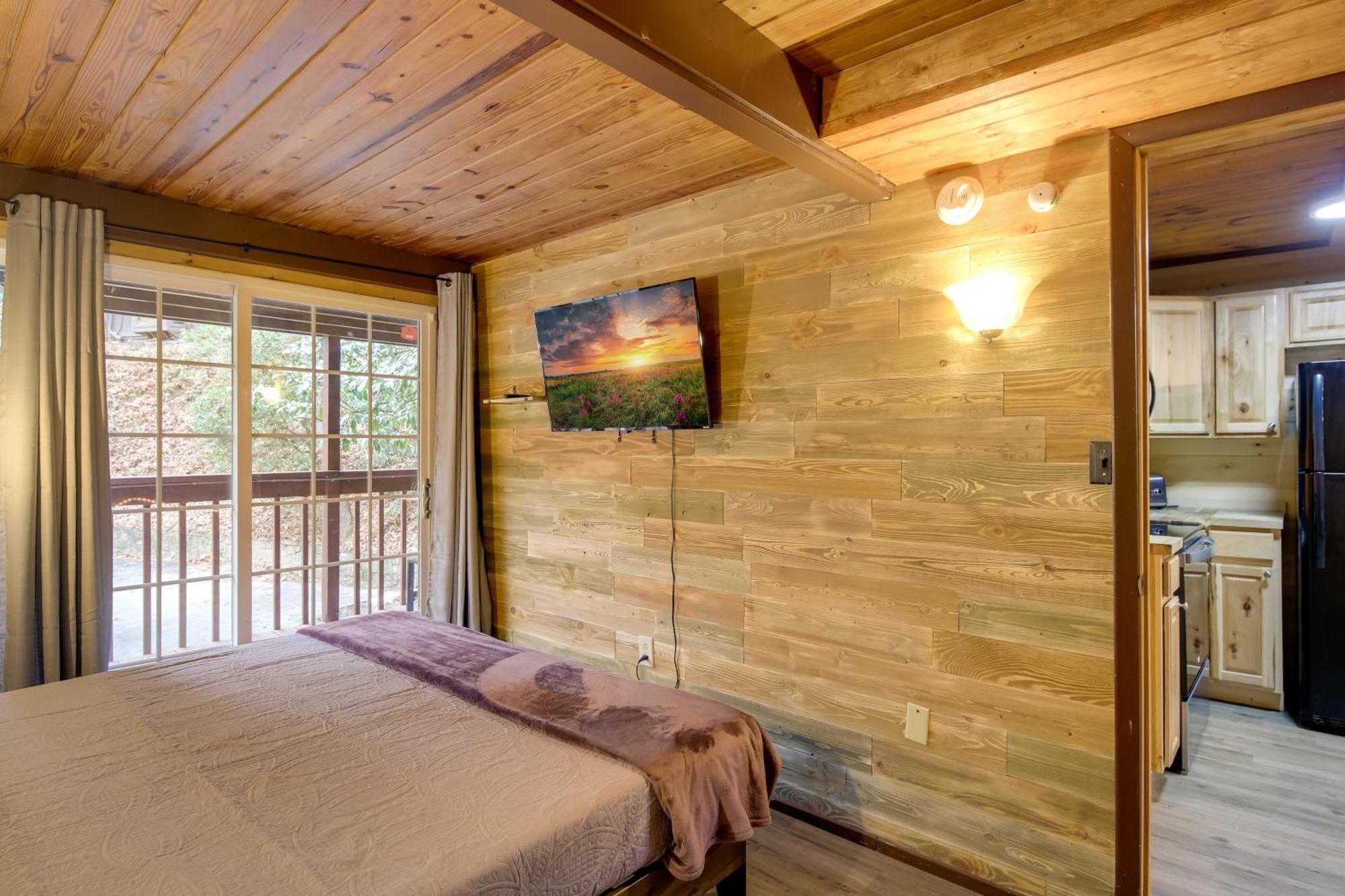 Gatlinburg A-Frame Home With Hot Tub Near Parkway 外观 照片