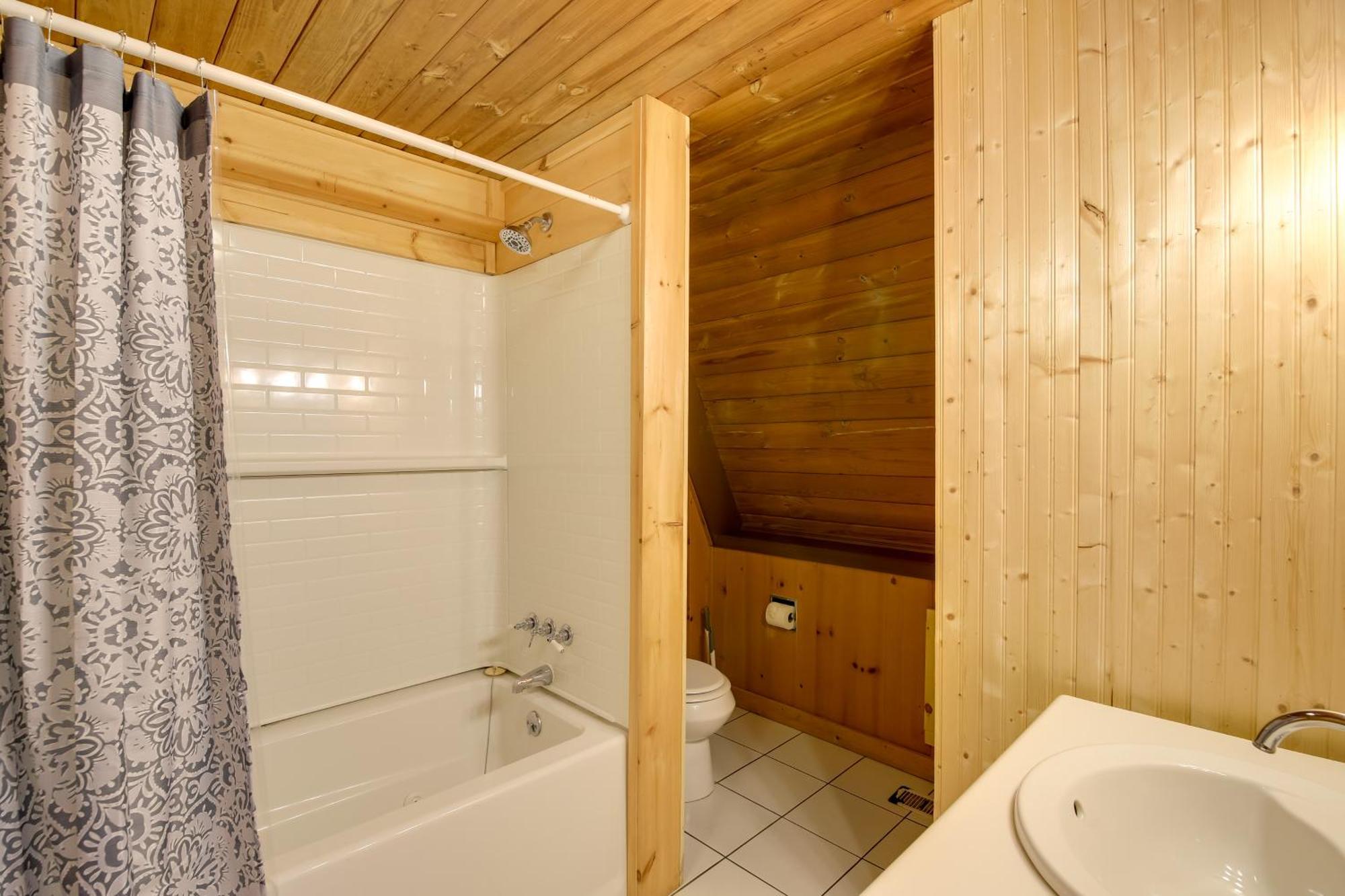 Gatlinburg A-Frame Home With Hot Tub Near Parkway 外观 照片